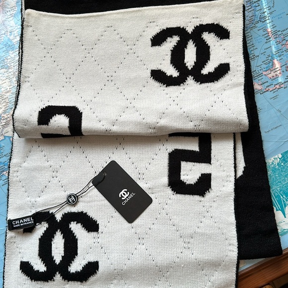 🌺🌺 NWT CHANEL DOBLE SIDE SCARVE - Picture 7 of 9